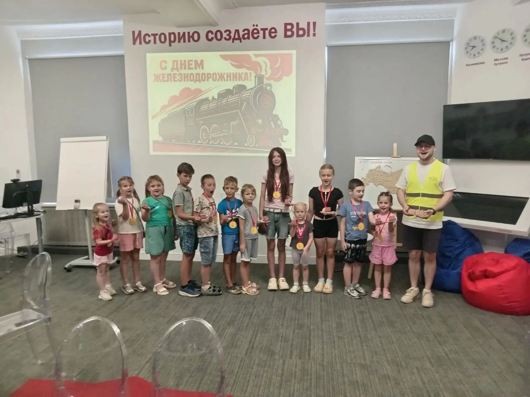 В Детском центе Лутугинского районного дома культуры прошло познавательное мероприятие для детей, приуроченное ко Дню железнодорожника