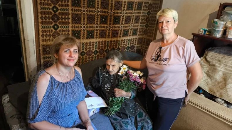 В Червонопартизанске поздравили долгожительницу Ларису Драчеву с 93-летием