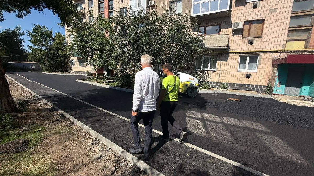 Проинспектировал ход реализации мероприятий по благоустройству внутридворовой территории по адресам: ул. Красных Шахтеров, д. 1 и ул. П. Котова, дома 1А, 2А, 3А