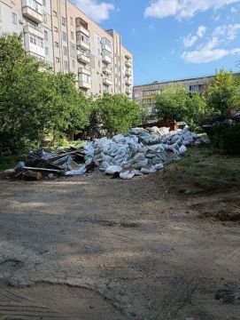 Огромные мусорные завалы показали жители одного из дворов в Алчевске ЛНР