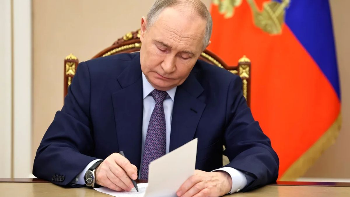 Владимир Путин подписал закон об упрощенной регистрации машин в исторических регионах