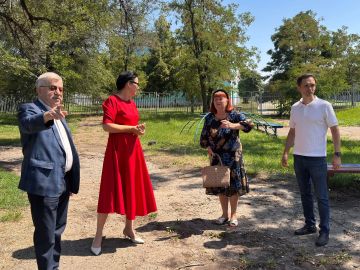 Виктор Водолацкий: Вместе с главой города Луганска Пащенко Я.В. посетили сквер Гагарина в Каменнобродском районе