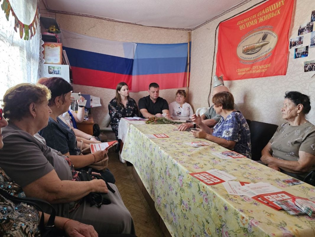 Галина Дуброва: Вместе с Сергеем Кулагиным побывали в гостях в Совете ветеранов Станично-Луганского округа