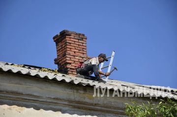 В Краснолучском округе продолжается ремонт кровли многоквартирных домов