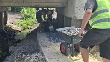На мостах через Бишконь подготавливают опалубку под переходные плиты и лежни