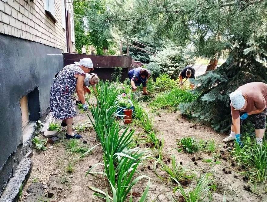 Возле административного здания в пгт Есауловка прошёл очередной субботник - доброе и по-настоящему объединяющее мероприятие