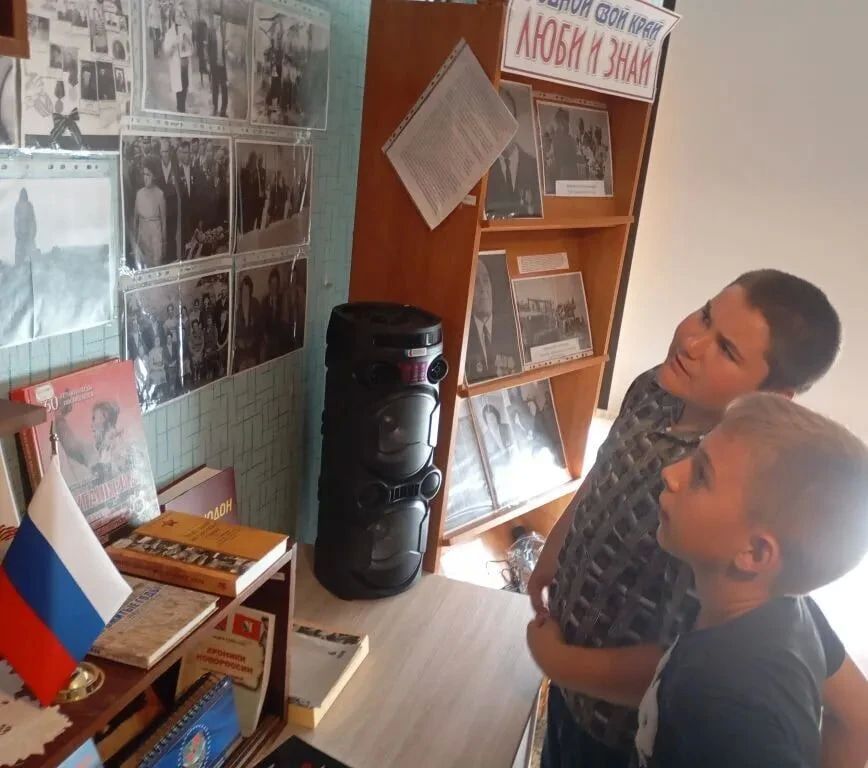 Память о тружениках села: в библиотеке с. Белоскелеватое прошел краеведческий видеосалон