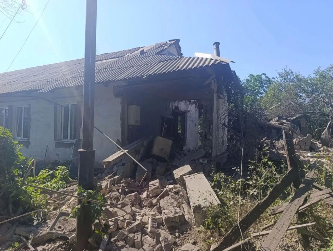 Украинский беспилотник ночью ударил по жилому дому в центре Стаханова