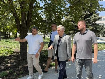 Денис Мирошниченко и Виктор Водолацкий оценили ход восстановления парка «Дружба» и строительства нового жилого комплекса в Луганске