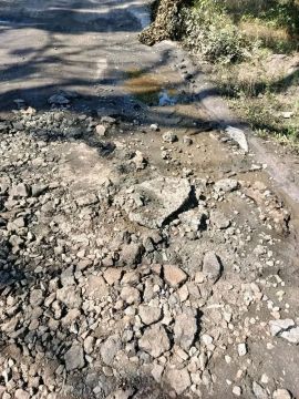 Жители Лисичанска показали «отремонтированную» дорогу в районе РТИ
