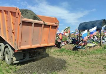 В Красном Луче стартовали работы по благоустройству территории городского кладбища