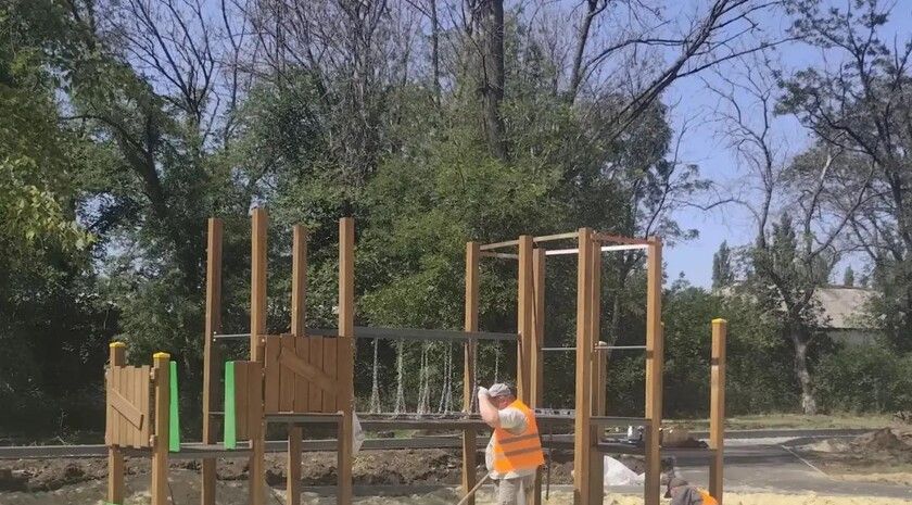 Обновление общественных пространств проходит в Брянке и Краснодоне