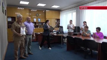 КИРОВСК. ЗА ТРУД И ПРЕДАННОСТЬ СПОРТУ В Кировске в рамках празднования Дня физкультурника чествуют тех, кто ежедневно вкладывает силы в развитие спорта и прививает любовь к здоровому образу жизни