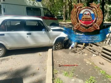 Сотрудники Госавтоинспекции устанавливают обстоятельства ДТП в Луганске, повлекшего гибель женщины