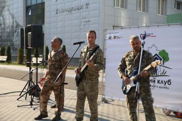 Для жителей квартала Степной в Луганске прошёл праздник двора