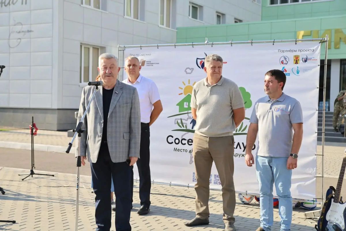 Виктор Водолацкий: Принял участие в празднике двора, который прошел на квартале Степном города Луганска, возле гимназии № 60