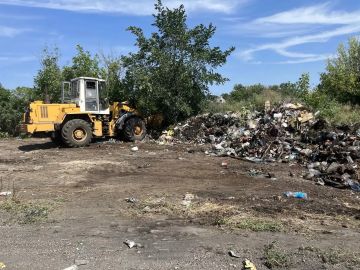 В пгт. Софиевский работниками МУП «ДЭРСУ» продолжаются работы по уборке и вывозу несанкционированной свалки в переулке Мира
