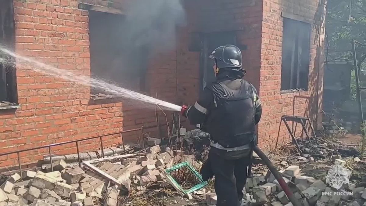 Спасатели МЧС ликвидировали последствия атаки БПЛА в Луганске