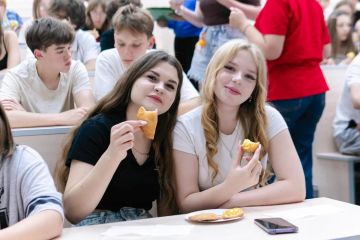 Для ребят из ЛНР - участников "Университетских смен" провели вкусную лекцию