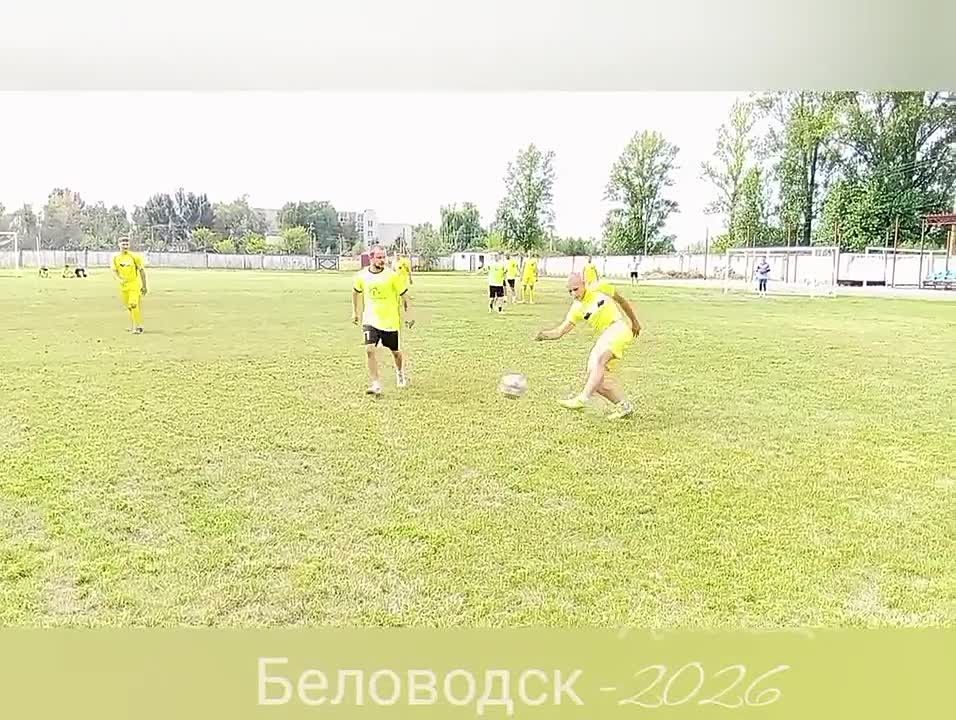 В Беловодске в рамках масштабного спортивного марафона «Сила России» состоялся товарищеский футбольный матч, приуроченный к Дню физкультурника