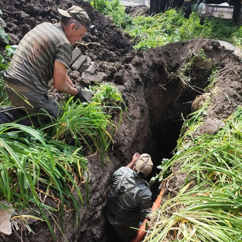 Сотрудники Краснодонского филиала Единой управляющей компании выполняют плановые ремонтные работы МКД