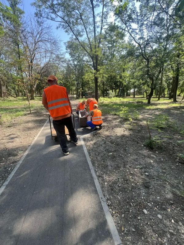 В поселке Краснодон продолжаются работы по благоустройству парка культуры и отдыха, реализуемые в рамках федерального проекта «Формирование комфортной городской среды», входящего в состав национального проекта...