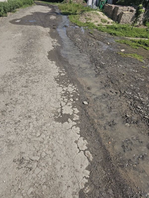 Жители улицы Гражданской в Луганске несколько дней ждут воды