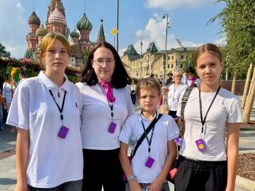 Обучающиеся из Северного учебно-воспитательного комплекса Краснодонского округа вместе с советником Анастасией Бесединой отправились в увлекательное путешествие в рамках проекта «Кольцо открытий» от Росмолодёжи «Больше, чем...