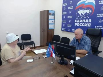 Сегодня в местной общественной приёмной партии Единая Россия депутат Совета Краснодонского муниципального округа Николай Работин провел прием граждан