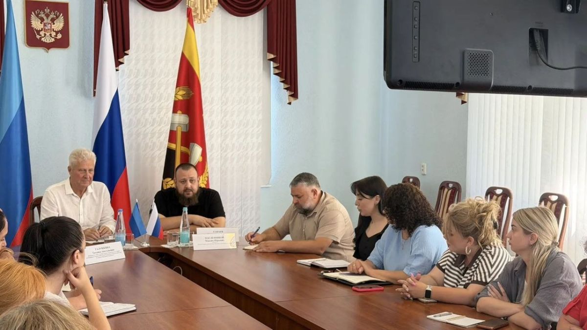 Иван Санаев: Провели рабочую встречу с руководством Краснодонского муниципального округа и представителями социальных учреждений