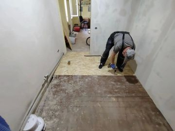 Аварийная бригада из Удмуртии завершает черновую отделку кабинета в административном здании Лутугино