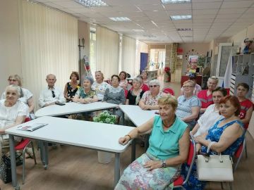 «Тихое сияние гения» . 12 августа на Площади общения модельной библиотеки #БИБЛИОПРОСПЕКТ города Алчевска для старшего поколения состоялся музыкальный киночас «Тихое сияние гения», посвящённый 95-летию со дня рождения...