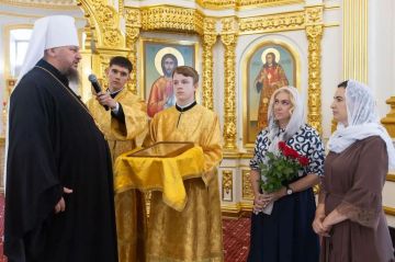 Яна Пащенко: Вместе с Сенатором РФ от Костромской области Светланой Кирилловой мы передали митрополиту Костромскому и Нерехтскому Ферапонту икону Луганской Божией Матери