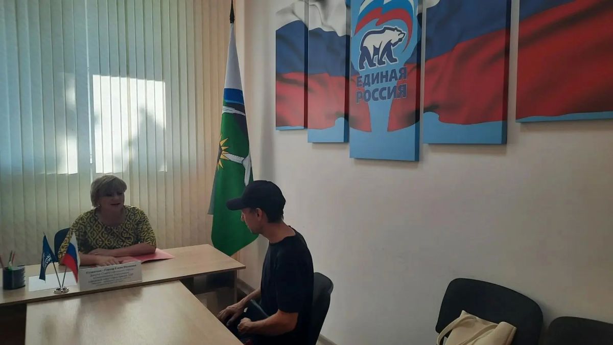 12 августа депутат Совета городского округа города Брянка Елена Гулянская - Гончар провела прием граждан в общественной приемной ВПП «Единая Россия»