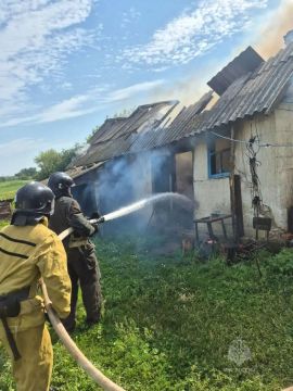В Марковском округе спасатели отстояли жилой дом в пяти метрах от огня