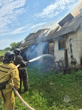 Спасатели МЧС России не дали огню перекинуться на жилой дом