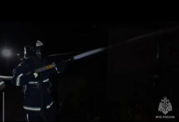СПАСАТЕЛИ МЧС РОССИИ НОЧЬЮ ТУШИЛИ ЛЕГКОВОЙ АВТОМОБИЛЬ В АНТРАЦИТЕ