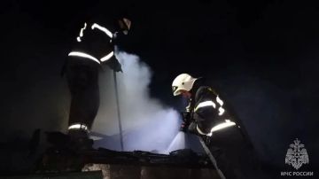 В Антраците ночью спасатели тушили легковой автомобиль
