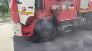 ВАЖНО. В Лисичанске пожарная автоцистерна МЧС России подверглась атаке БПЛА Беспилотник ударил по пожарной автоцистерне в момент, когда дежурный караул возвращался с места ликвидации возгорания