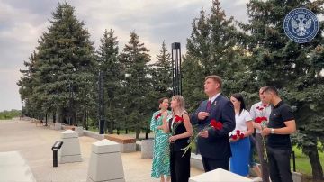 Возложение цветов к братской могиле советских воинов на мемориальном комплексе «Острая Могила»