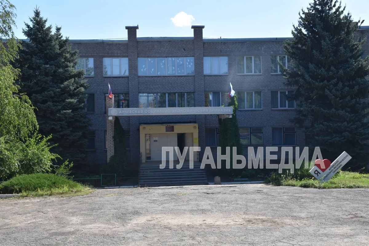 Этим летом на работы временного характера в Алчевске трудоустроено 27 несовершеннолетних в 15 организаций города
