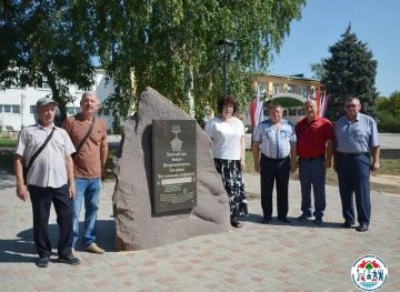 В Новоайдаре благоустроили Сквер памяти и установили флаговые конструкции