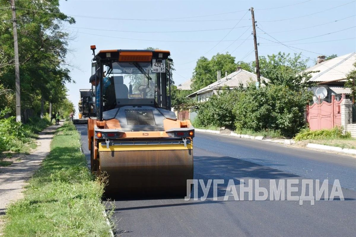 В Брянке продолжается ремонт дорог силами региона-шефа