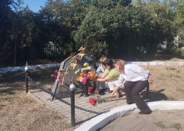 У памятного знака воинам, героически оборонявшим и погибшим в боях в августе 2014 года за город Миусинск, состоялась памятная церемония возложения цветов посвященная двенадцатой годовщине трагических событий, связанных с...