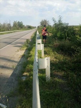 На автомобильной дороге 43А-01 Луганск – Георгиевка с подъездом к аэропорту „Луганск“ проводились плановые сезонные работы по скашиванию травы вдоль барьерного ограждения и сбору мусора