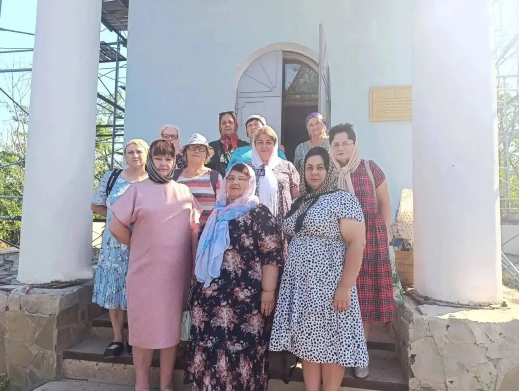 Сегодня участники центров общения старшего поколения в Меловском и Станично-Луганском районах посетили праздничные богослужения в Введенском храме в селе Морозовка и в храме Благовещения Пресвятой Богородицы православного...