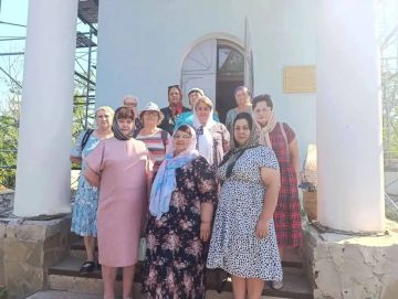 Сегодня участники центров общения старшего поколения в Меловском и Станично-Луганском районах посетили праздничные богослужения в Введенском храме в селе Морозовка и в храме Благовещения Пресвятой Богородицы православного...