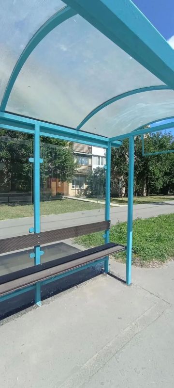 В Луганске восстановили остекление остановочного павильона на улице Ватутина