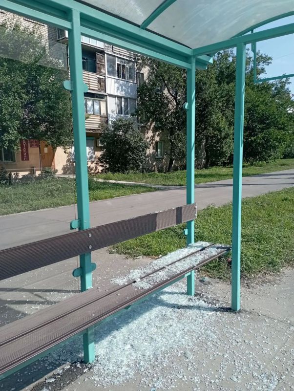 Сотрудники "Луганскгортранса" восстановили остекление остановки на ул. Ватутина