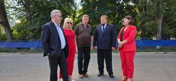 Виктор Водолацкий: Сегодня вместе с заместителем Председателя Народного Совета ЛНР Д.С. Колесниковым и первым заместителем Секретаря регионального отделения партии В.В. Леоновым посмотрели, как продвигается обновление Дома...